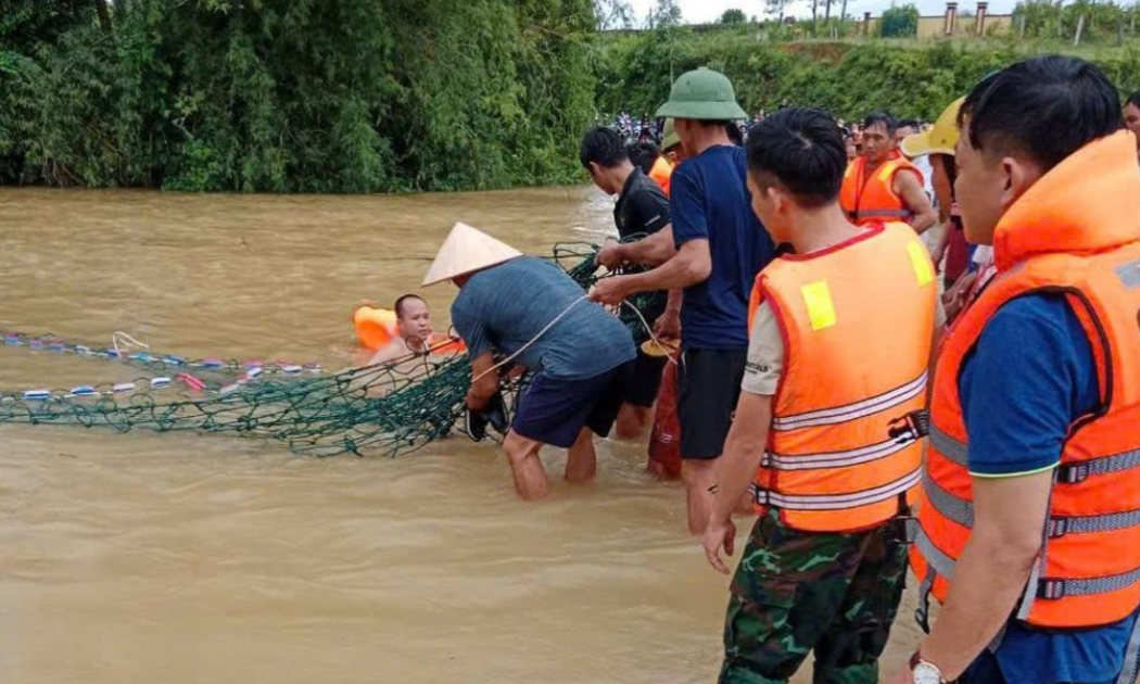 Lực lượng chức năng tìm kiếm nạn nhân bị nước lũ cuốn trôi. Ảnh Hoàng Gia