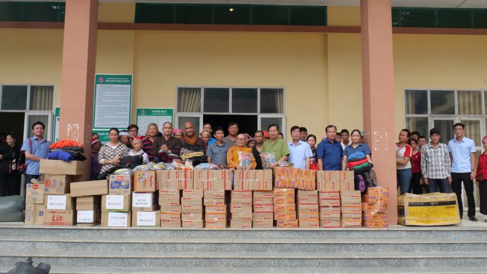 Đoàn phát quà cứu trợ tới bà con xã Liêm Phú. 