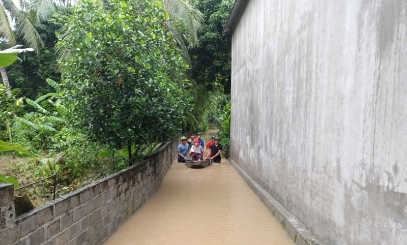  Huyện Hoằng Hoá đã huy động lực lượng, nhanh chóng di dời người dân, các hộ sản xuất ở khu vực trũng thấp vùng ngoại đê sông Mã đến vị trí an toàn.