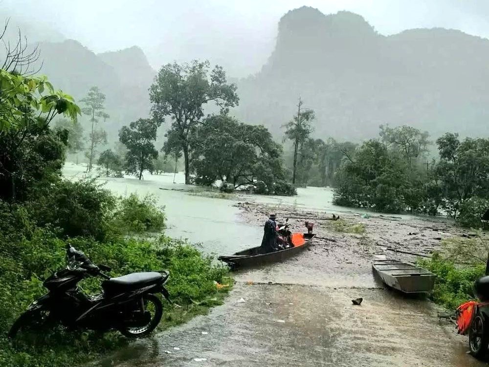 Mưa lớn li&ecirc;n tục chia cắt 215 hộ d&acirc;n tại x&atilde; Thượng H&oacute;a.