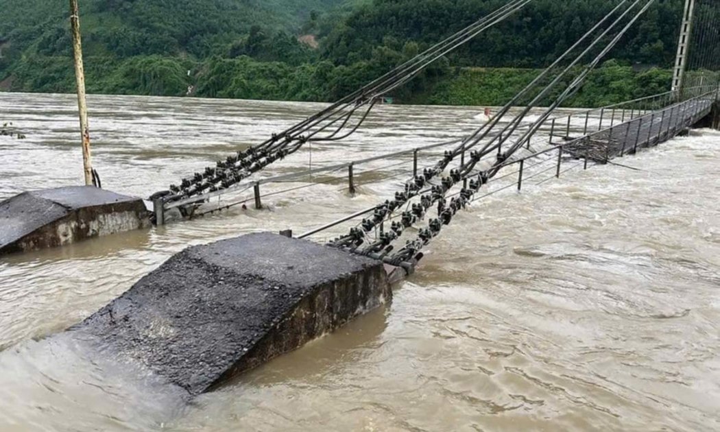 Nước ngập cầu treo bắc sang bản Mạ, huyện Thường Xuân