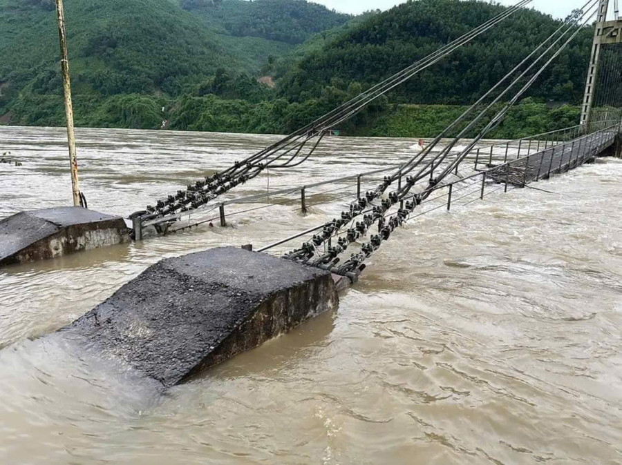 Nước ngập cầu treo bắc sang bản Mạ, huyện Thường Xuân