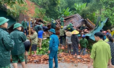 Các lực lượng chức năng xã Thông Thụ và dân bản giúp gia đình chị Lương Thị Hòa ở bản Mường Piệt tháo dỡ căn nhà bị sạt lở núi làm hư hỏng. Ảnh Văn Trường