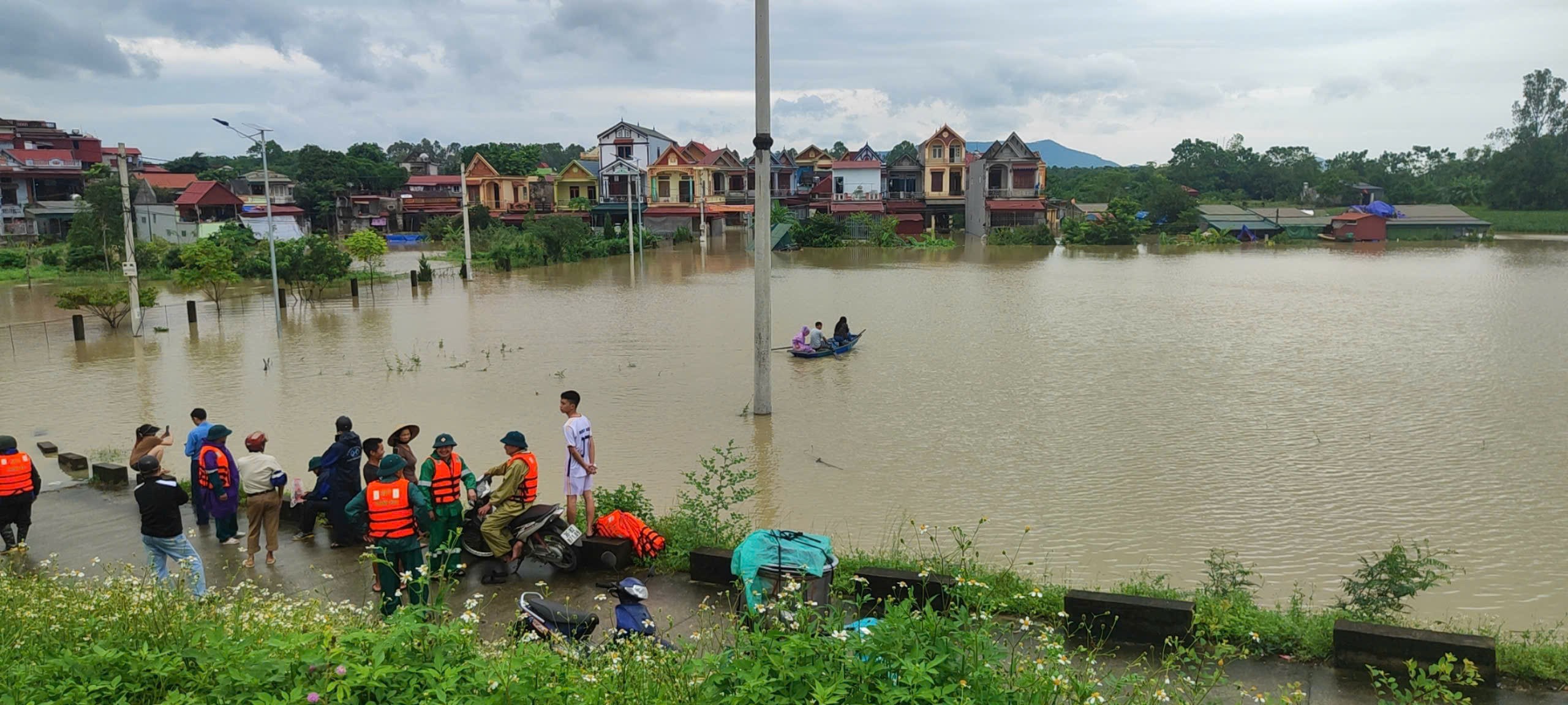 Các lực lượng năng hỗ trợ sơ tán người dân khu vực bị ngập lụt tại thành phố Thanh Hóa