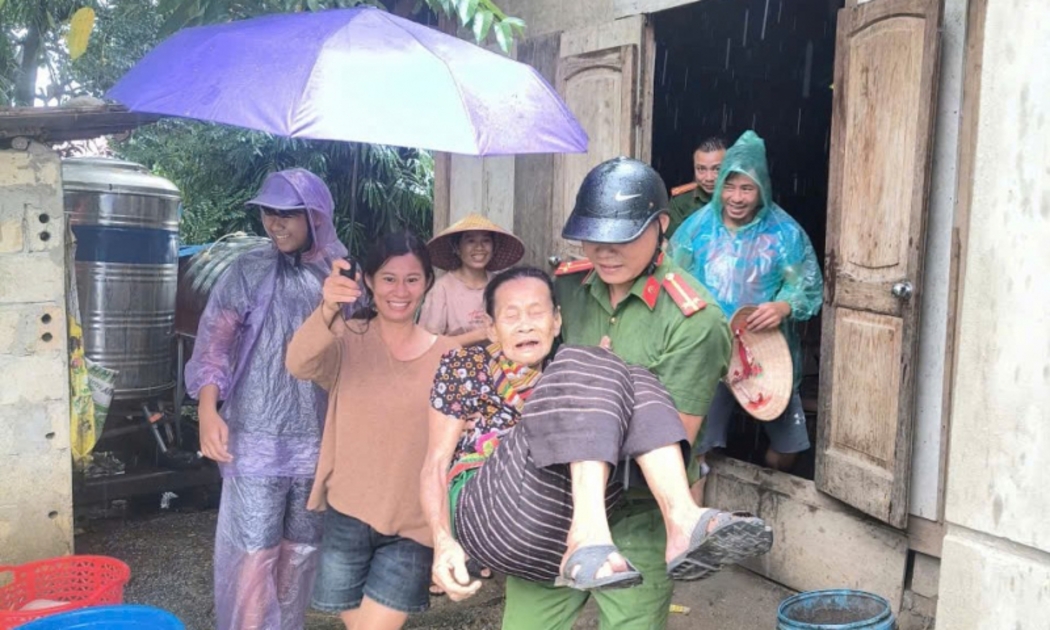 Công an xã Pù Nhi, huyện Mường Lát di dời người và tài sản của Nhân dân đến nơi tránh trú an toàn