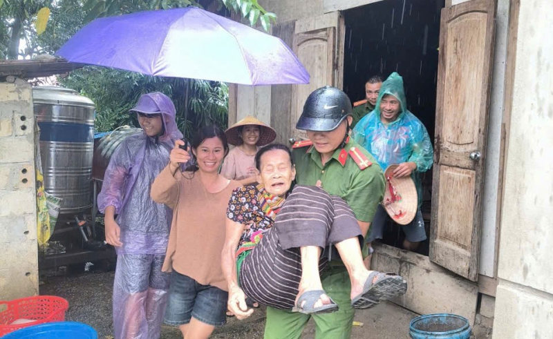 Công an xã Pù Nhi, huyện Mường Lát di dời người và tài sản của Nhân dân đến nơi tránh trú an toàn