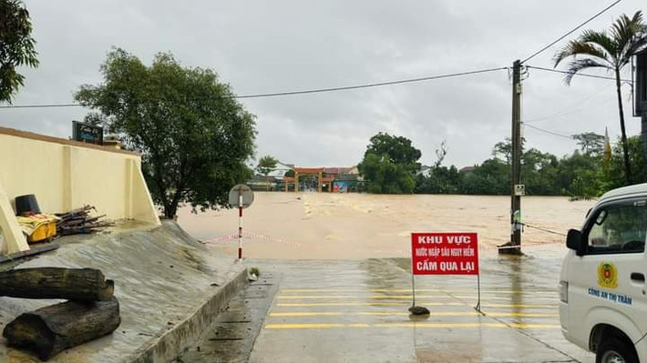 Mưa lớn khiến cầu Tràn Phố Giang (huyện Hương Sơn) bị ngập, gây chia cắt. Ảnh: Thế Tuấn