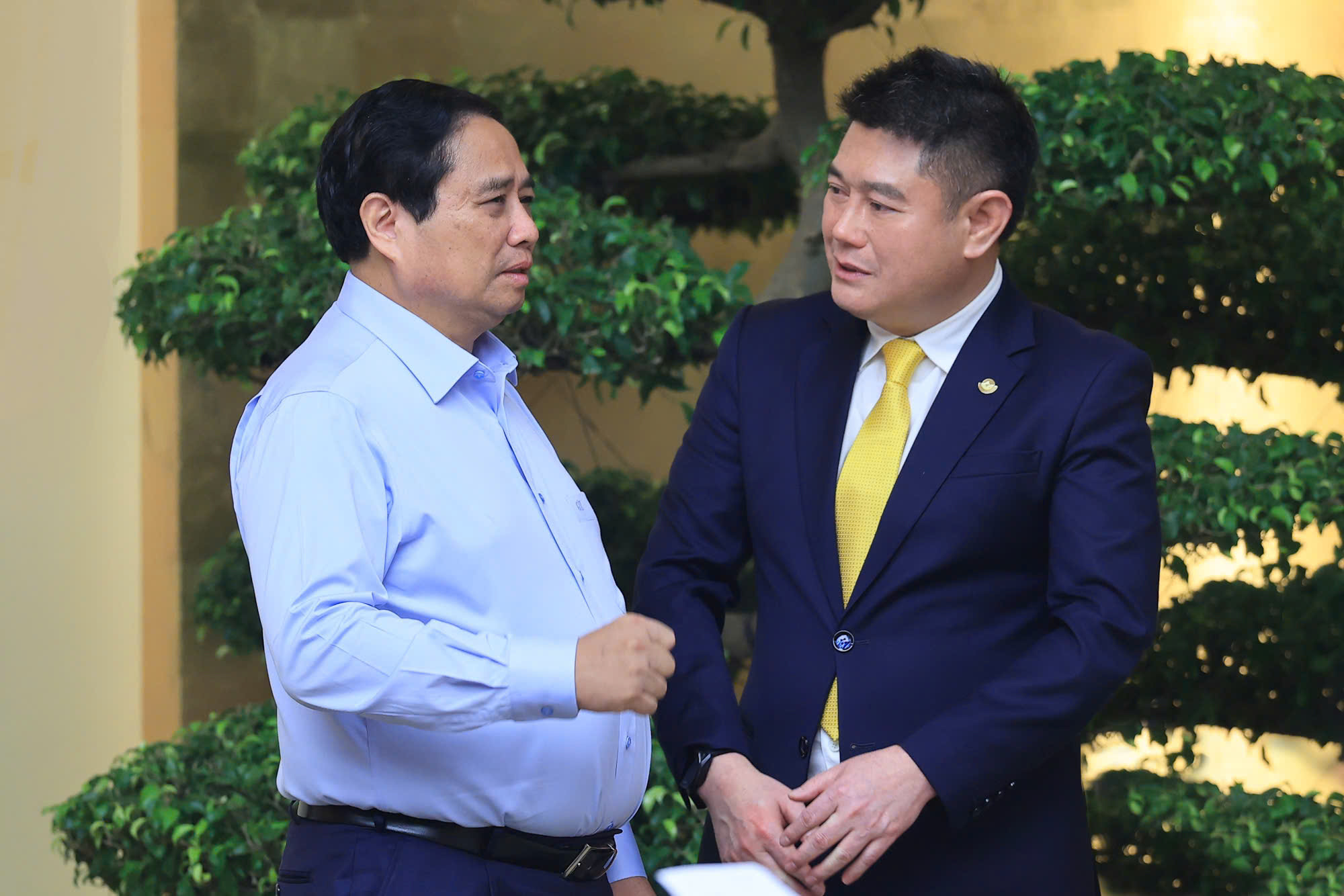 Thủ tướng Phạm Minh Chính và Chủ tịch Ngân hàng TMCP Lộc Phát Việt Nam (LPBank) Nguyễn Đức Thụy trao đổi cởi mở bên lề Hội nghị Thường trực Chính phủ.