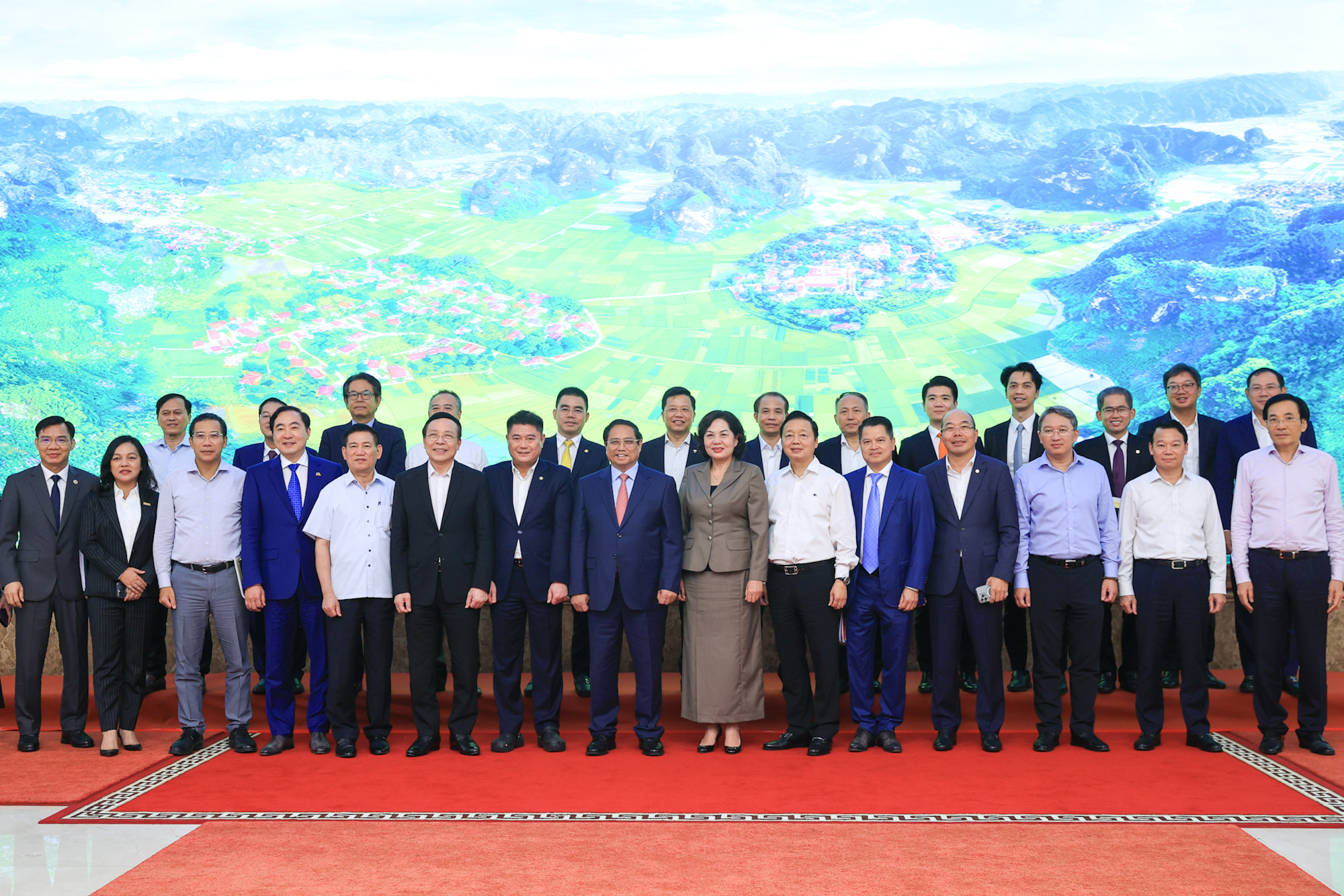 Đại diện các Ngân hàng Thương mại cổ phần chụp ảnh cùng Thủ tướng Phạm Minh Chính tại Hội nghị.