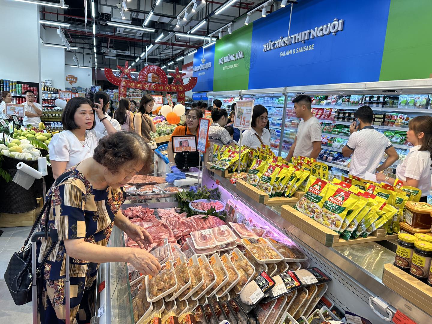 Các doanh nghiệp, siêu thị đã tập trung nguồn lực để vận chuyển hàng hóa cung ứng các mặt hàng thiết yếu tại các tỉnh miền Bắc, miền Trung.
