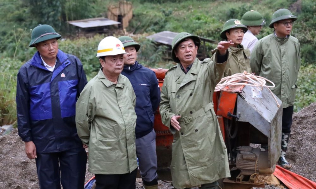 Bộ trưởng Lê Minh Hoan kiểm tra tiến độ thi công khu tái định cư xóm Lũng Lỳ, xã Ca Thành, tỉnh Cao Bằng.