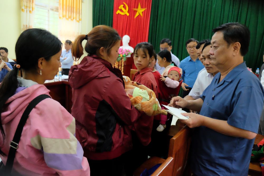 Bộ trưởng Lê Minh Hoan trao quà đến các hộ dân bị thiên tai tại tỉnh Cao Bằng.