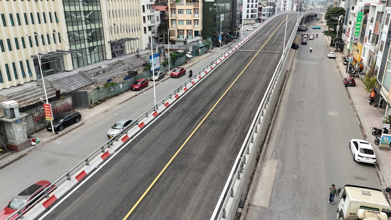 Cầu vượt thép tại nút giao Hồng Tiến - Nguyễn Văn Cừ có chiều dài và đường dẫn khoảng 400m, được thiết kế 2 làn xe cơ giới và 2 làn xe hỗn hợp.