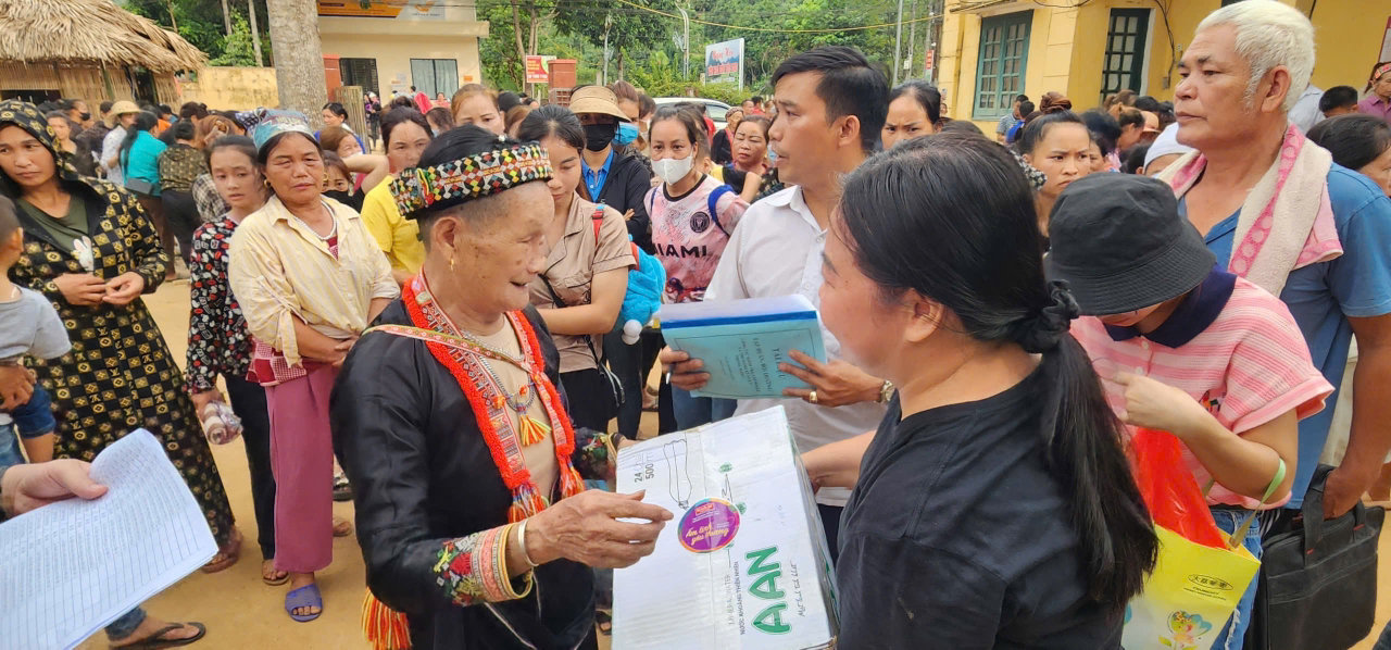 Quà được trao tận tay người dân bị thiệt hại nặng nề, nhiều giọt nước mắt đã lăn trên khuôn mặt của người dân khi nhận món quà và khoản tiền nhỏ chia sẻ đau thương từ các tấm lòng hảo tâm.