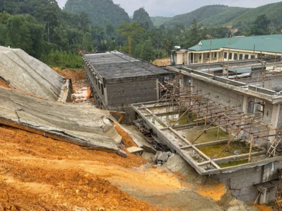 Sạt lở ph&iacute;a sau Trường THCS&THPT Như Xu&acirc;n