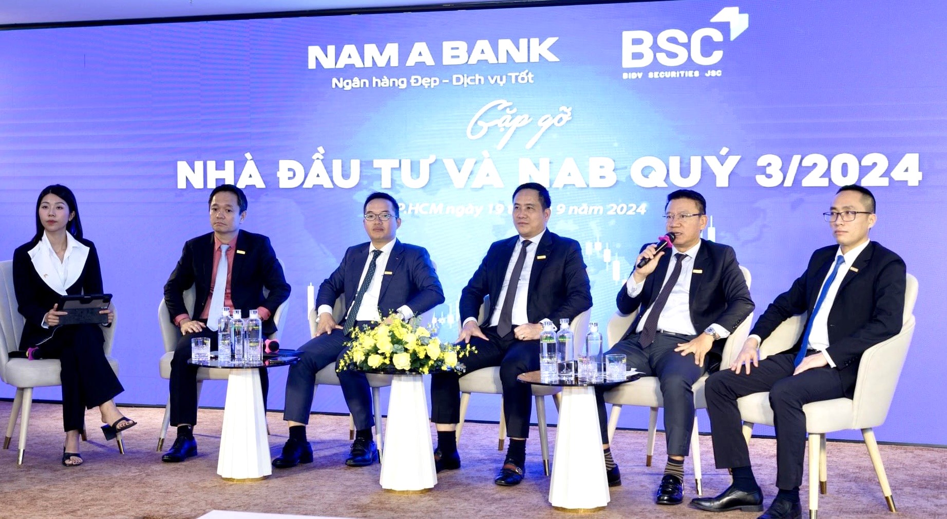 Nam A Bank gặp gỡ trực tuyến nhà đầu tư.
