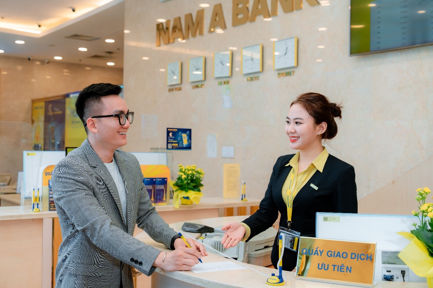 Khách hàng giao dịch tại Nam A Bank.