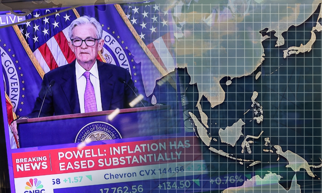 Một màn hình phát bản tin về cuộc họp báo ngày 18/9 của Chủ tịch Fed Jerome Powell tại Sở giao dịch chứng khoán New York (NYSE). ngày 18/9 - Ảnh: Bloomberg