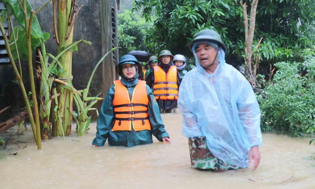 Do mưa lớn nên thôn Hồng Lam, xã Xuân Giang, Nghi Xuân  (Hà Tĩnh) bị ngập sâu. Ảnh Hồng Quang