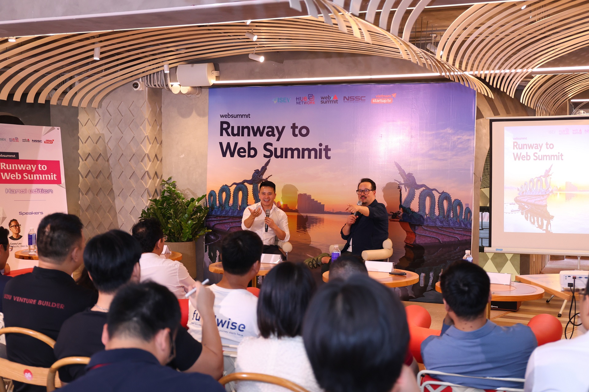 Ông Casey Lau (bên trái) cùng với ông Kendrick Nguyen trò chuyện về xu hướng đầu tư toàn cầu và cách các startup huy động vốn trong thị trường hiện nay