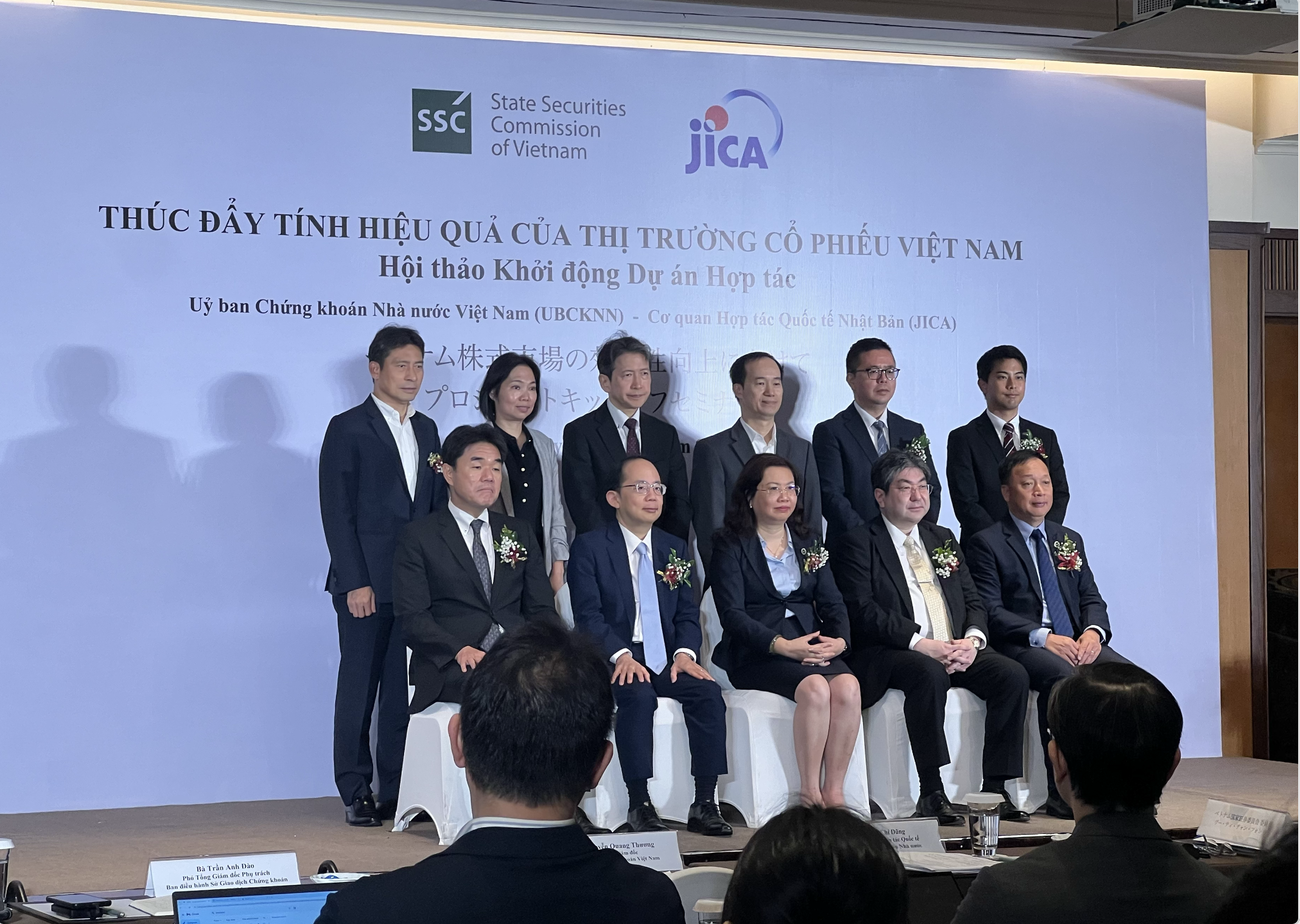 Các chuyên gia chụp ảnh lưu niệm tại Hội thảo. 