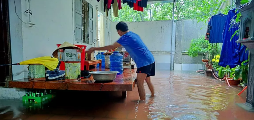 Nhiều gia đình ở phường Bến Thủy, thành phố Vinh đang đưa đồ lên cao, tránh ngập lụt. Ảnh: Nguyên Nguyên