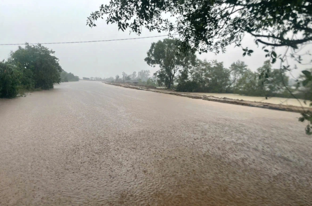 Mưa lớn và nước từ thượng nguồn đổ về sông Lam Trà ngày càng dâng cao. Ảnh: Đức Quỳnh