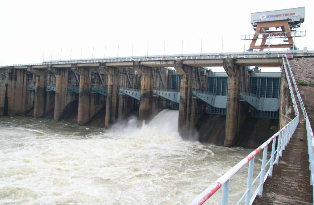 Thủy điện Trị An xả lũ qua đập tràn. Ảnh: Quang Huy.