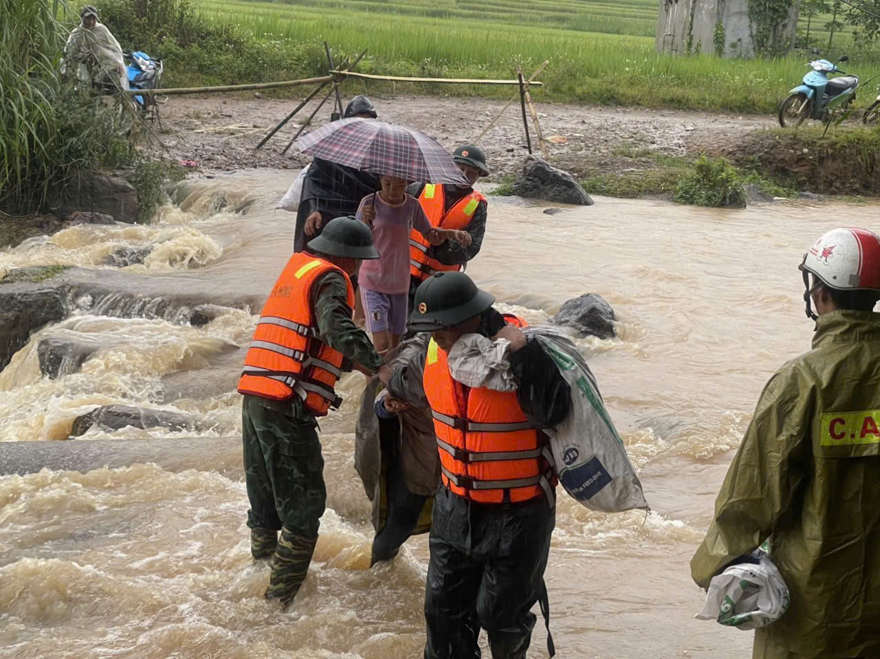 Lực lượng chức năng tỉnh Nghệ An sơ t&aacute;n người d&acirc;n đến nơi an to&agrave;n. Ảnh Cảnh Huệ