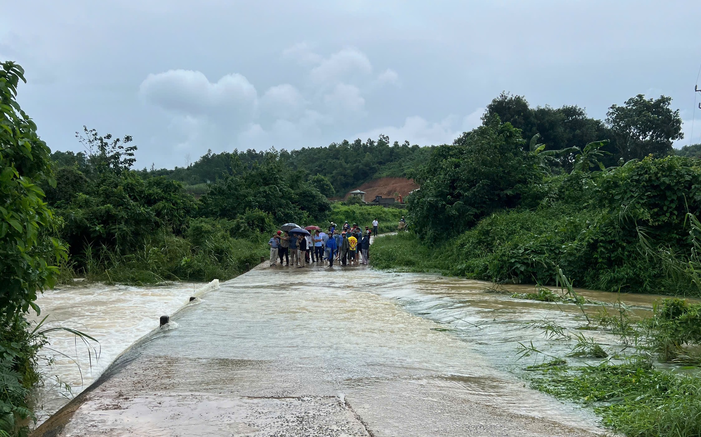 Tr&agrave;n suối Th&agrave;nh, nơi 2 ch&uacute; ch&aacute;u bị lũ cuối tr&ocirc;i
