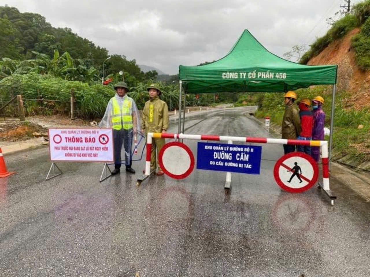 Chốt chặn đường l&ecirc;n cửa khẩu quốc tế Cầu Treo do bị sạt lở
