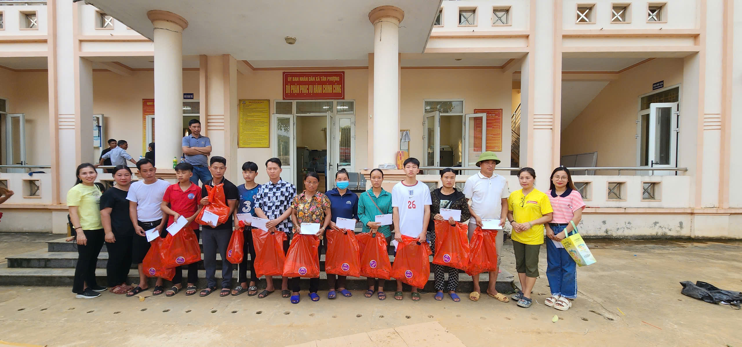 Tại xã Tân Phượng, một trong những địa phương bị ảnh hưởng nặng nề nhất do tình trạng sạt lở ở tỉnh Yên Bài, đoàn công tác của Tạp chí Kinh tế Việt Nam/VnEconomy đã trao nhiều suất quà có giá trị nhằm giúp đỡ người dân sớm ổn định cuộc sống, trong đó có 11 phần quà đặc biệt cho những hộ gia đình chịu ảnh hưởng nặng nhất của bão Yagi. 