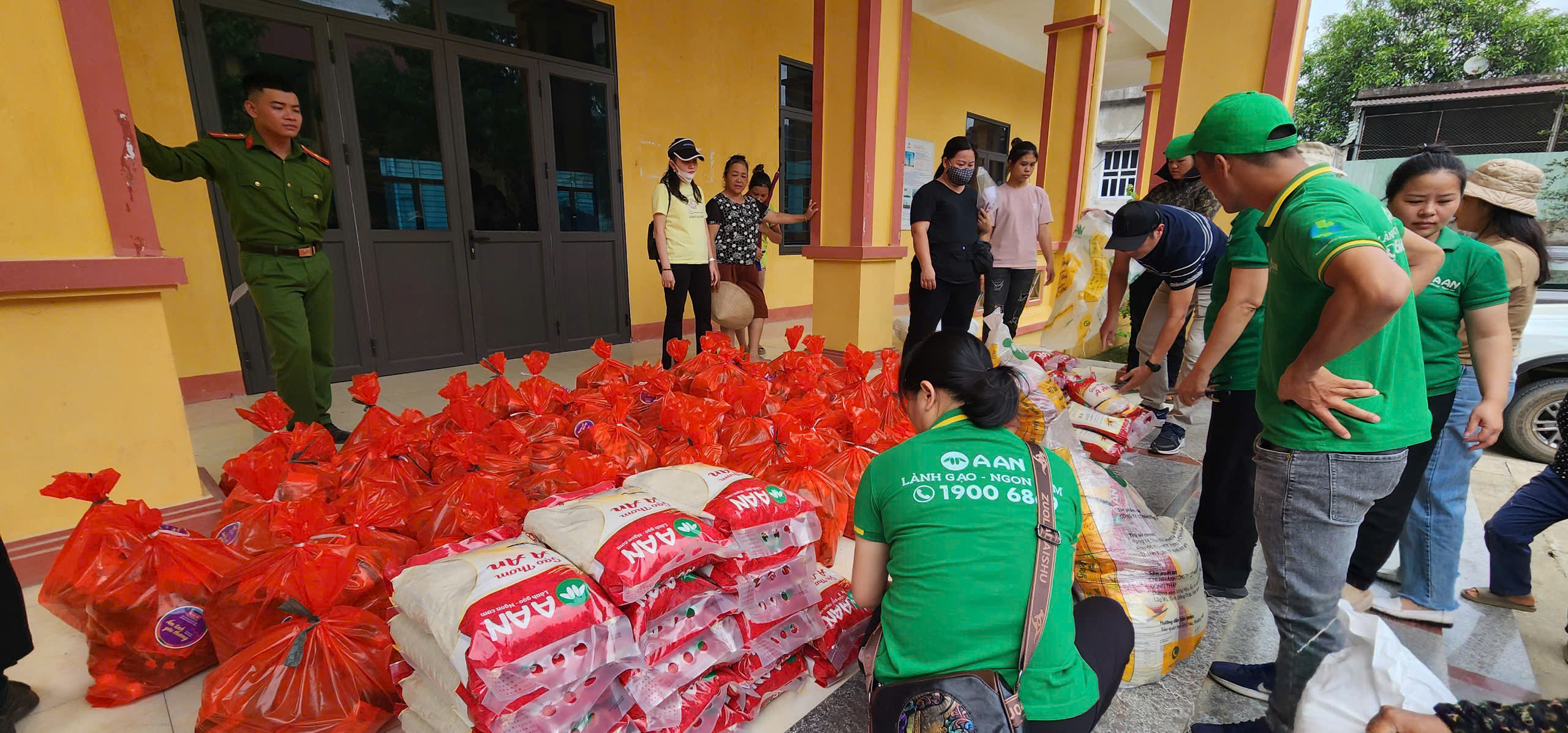 Tại x&atilde; T&acirc;n Linh, đo&agrave;n đ&atilde; trao hơn 60 suất qu&agrave; cho những gia đ&igrave;nh chịu ảnh hưởng nặng nhất bởi t&igrave;nh trạng lũ lụt trong khu vực.