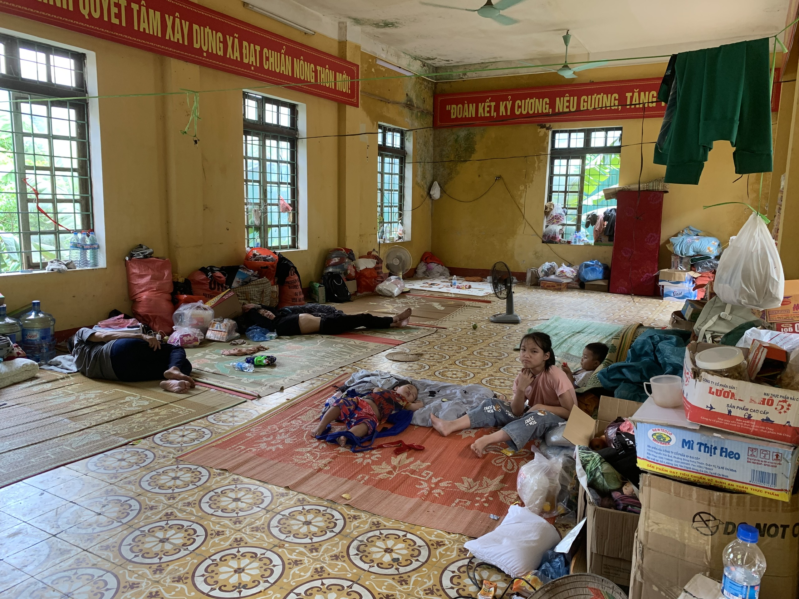 Do mất nhà cửa, nhiều người dân đã buộc phải sống tạm tại trụ sở cũ của UBND xã Tân Lĩnh trong khi chờ được tái định cư.