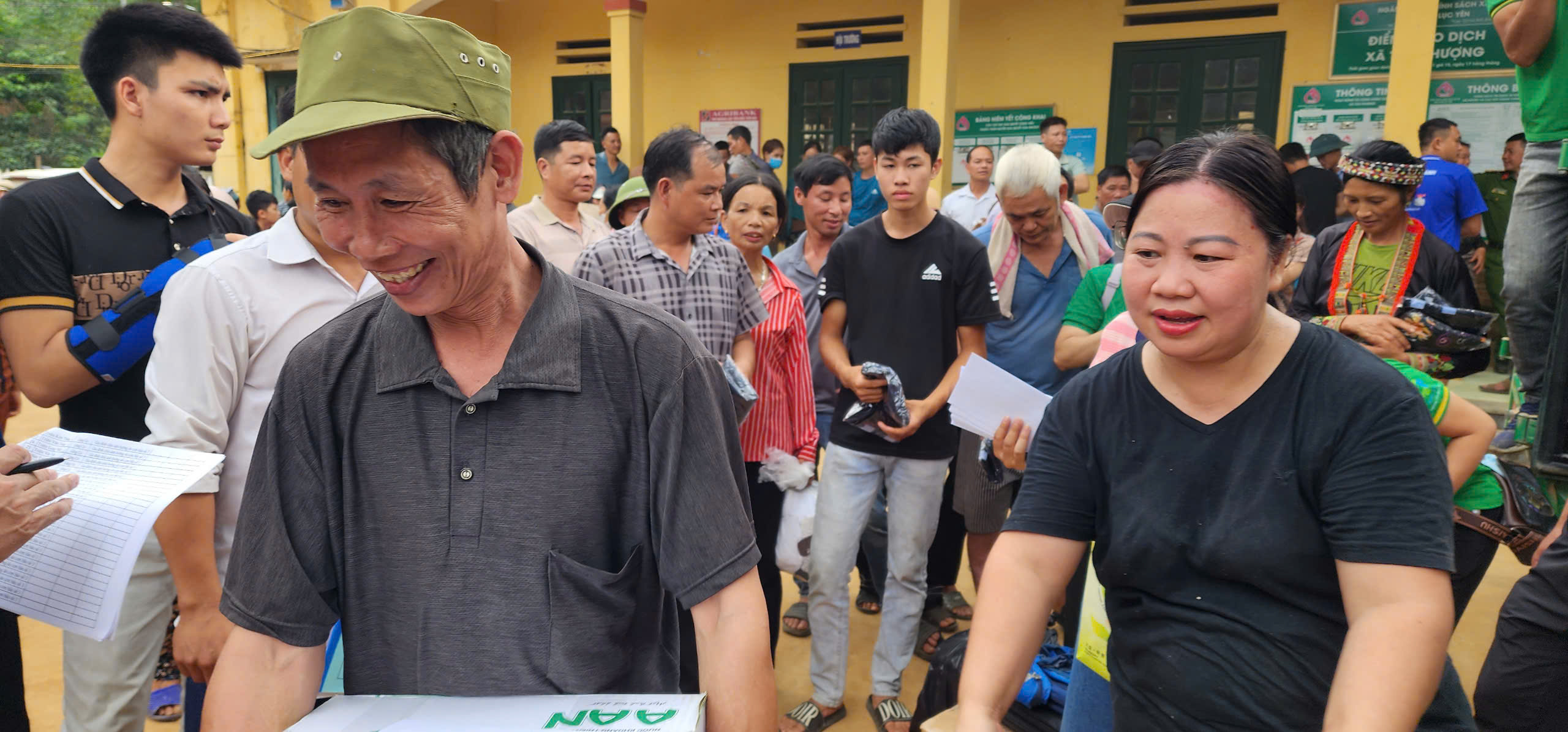 Người dân địa phương bày tỏ sự vui mừng khi nhận được những suất quả hỗ trợ của đoàn công tác.