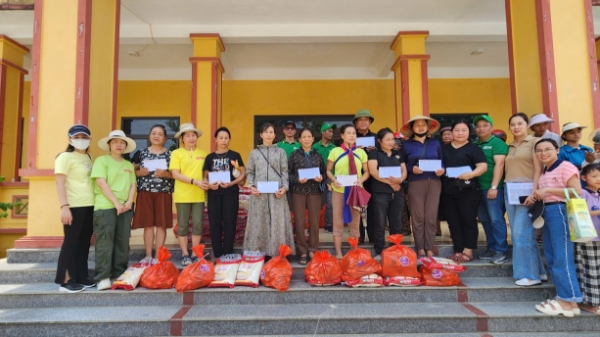 Tạp chí Kinh tế Việt Nam cùng nhà tài trợ chia sẻ khó khăn với người dân vùng lũ Yên Bái