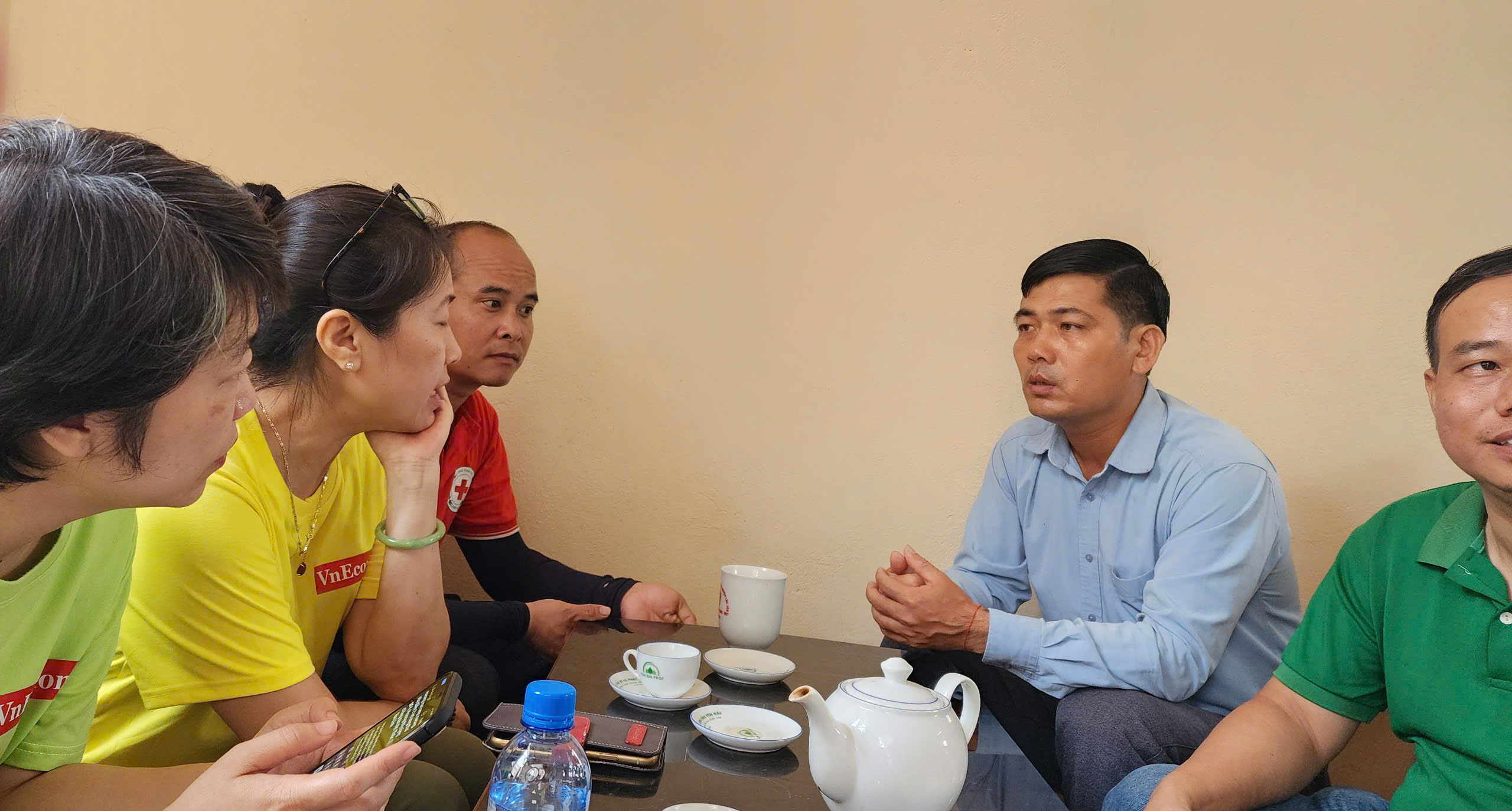 Đoàn công tác gặp mặt đại diện lãnh đạo UBND và hội trữ thập đỏ của xã Tân Phượng, đồng thời đóng góp cho quỹ khắc phục hậu quả thiên tại của địa phương.