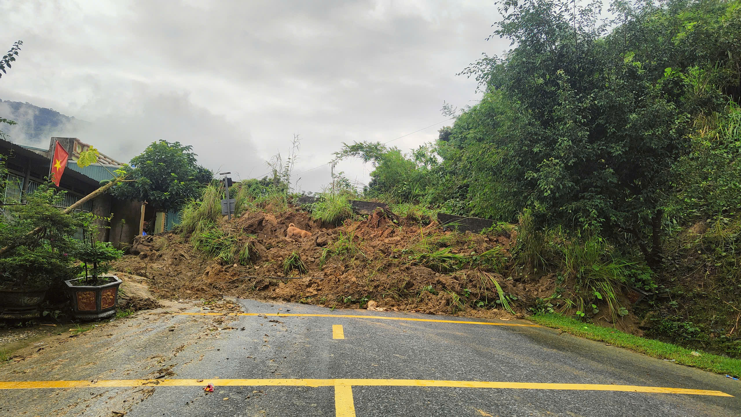 Quốc lộ 15C đoạn qua huyện bi&ecirc;n giới Mường L&aacute;t c&oacute; nhiều điểm&nbsp;sạt lở nghi&ecirc;m trọng&nbsp;