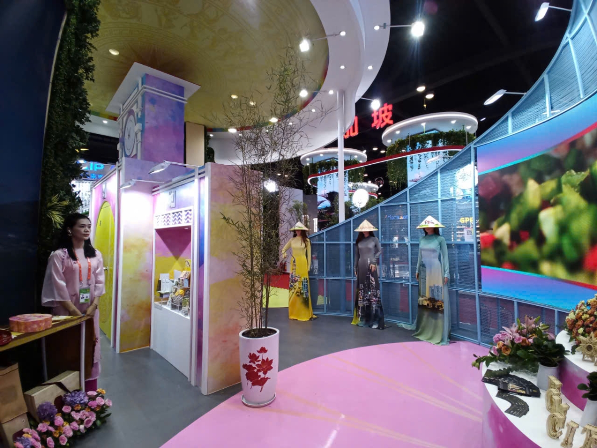 Điểm nhấn của Kh&ocirc;ng gian triển l&atilde;m l&agrave; khu vực biểu diễn, trưng b&agrave;y bộ sưu tập &aacute;o d&agrave;i Việt Nam - Ảnh: PC.