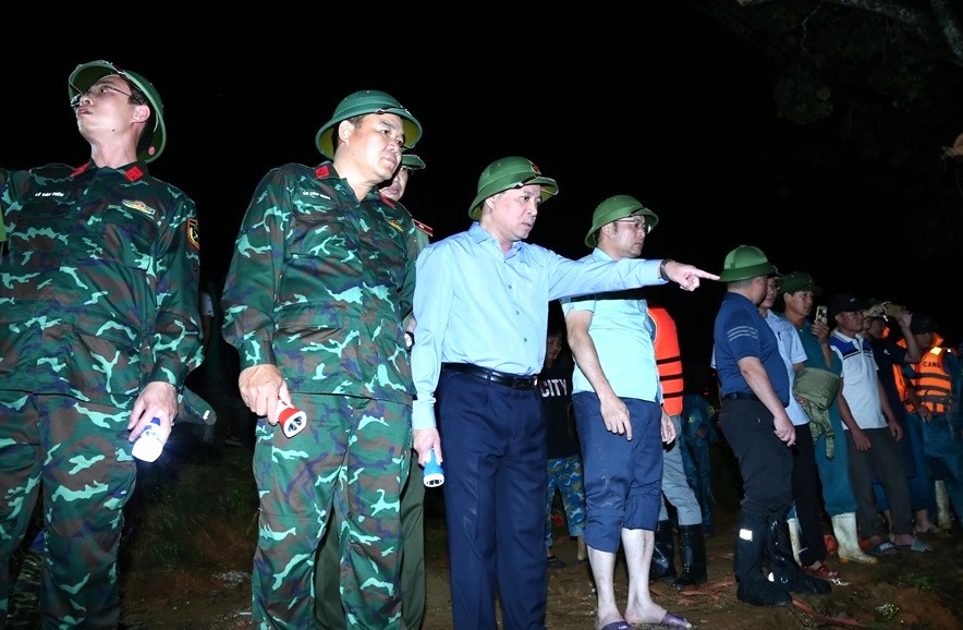 Phó Bí thư Thường trực Tỉnh uỷ Thanh Hóa Lại Thế Nguyên trực tiếp chỉ đạo khắc phục sự cố. Ảnh Quốc Hương.