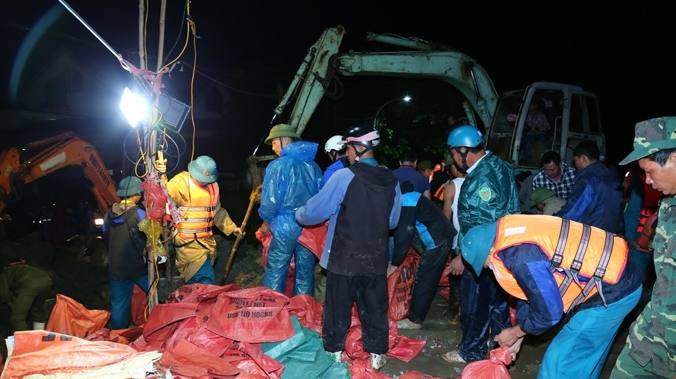 Lực lượng chức năng tích cực khắc phục sự cố. Ảnh Quốc Hương