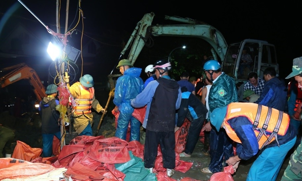 Lực lượng chức năng tích cực khắc phục sự cố. Ảnh Quốc Hương