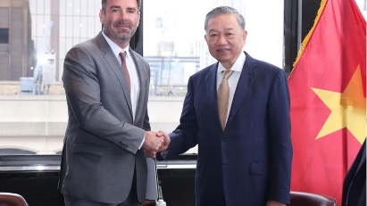 Top leader meets with leaders of international technology corporations, investment funds