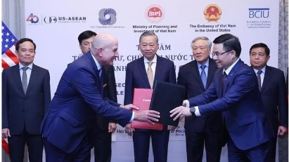 Top leader attends forum with leading US businesses