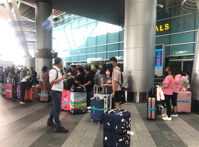 Đông đảo khách nước ngoài đến Thành phố qua sân bay quốc tế Đà Nẵng vào sáng ngày 24/9. Ảnh Ngô Anh Văn