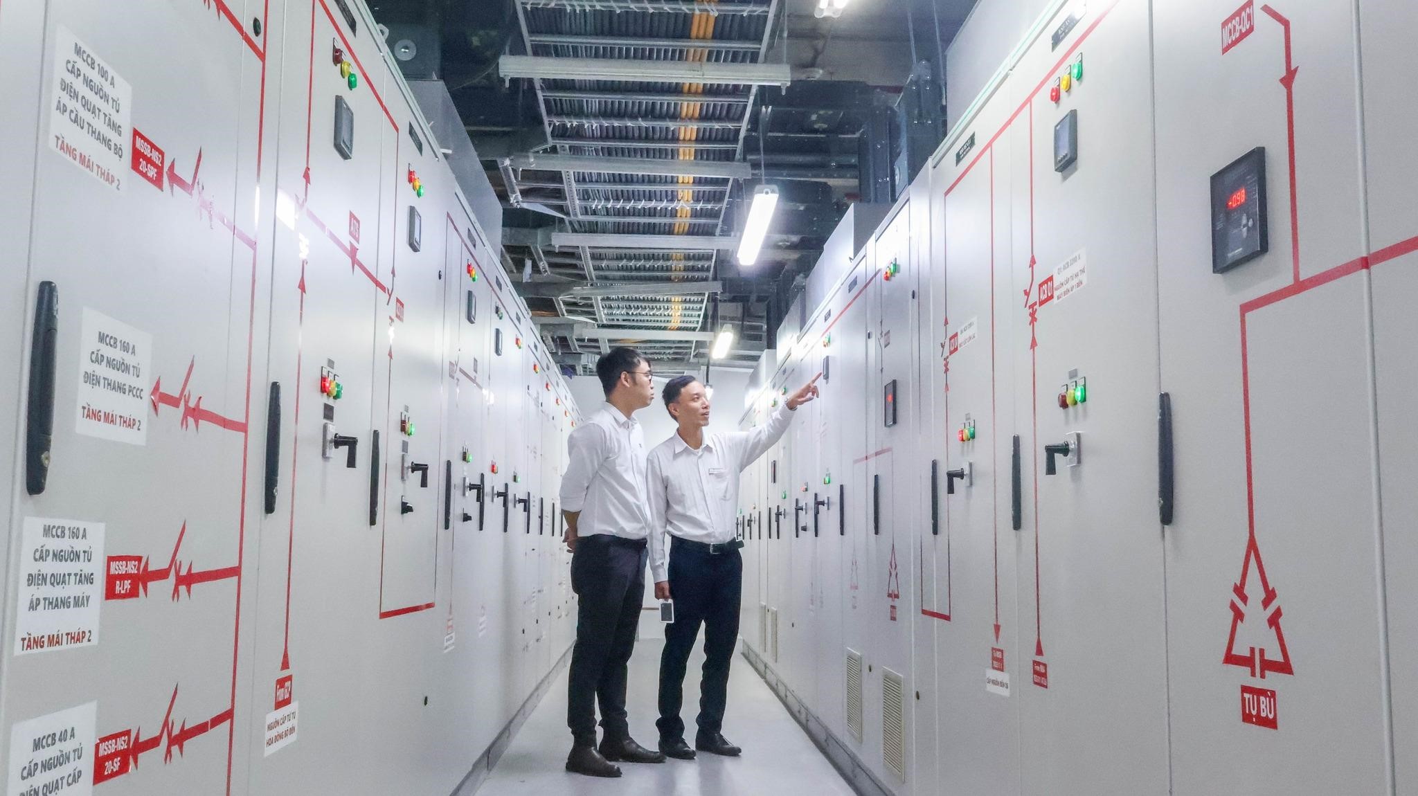 Bộ phận Kỹ thuật tòa nhà đảm bảo các thiết bị hoạt động ổn định và an toàn. Hệ thống bộ lọc sóng hài giúp bảo vệ thiết bị và tăng hiệu quả trong sử dụng năng lượng. Ảnh: Capital Place.