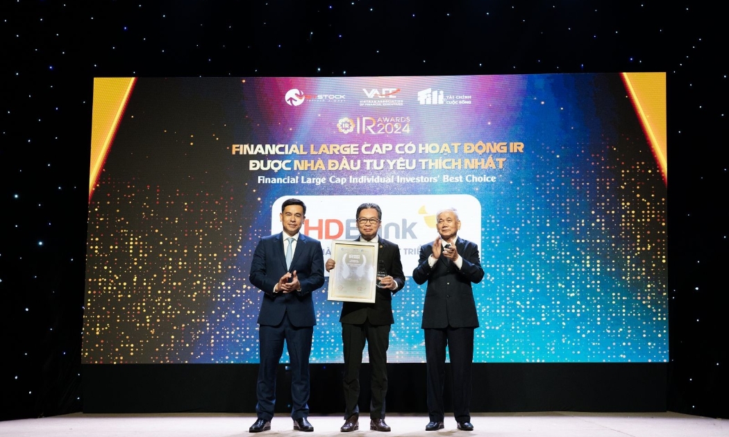 Đại diện lãnh đạo HDBank lên nhận danh hiệu 