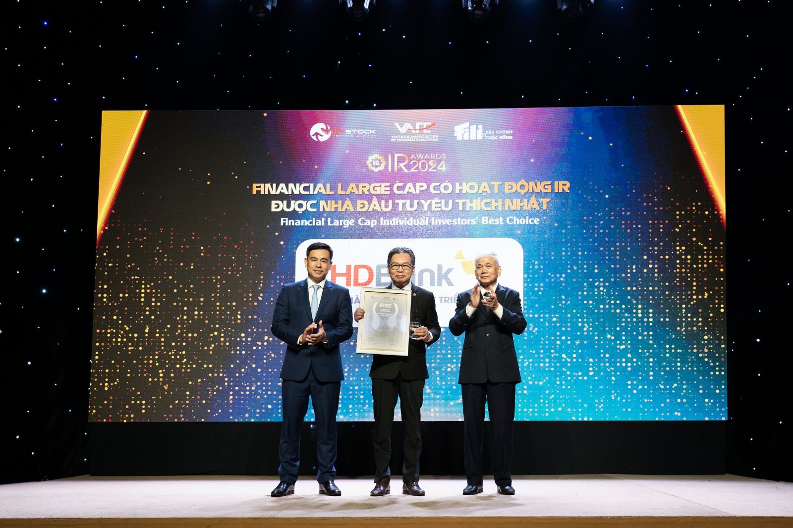 Đại diện lãnh đạo HDBank lên nhận danh hiệu "Doanh nghiệp niêm yết lĩnh vực tài chính vốn hóa lớn có hoạt động Quan hệ Nhà đầu tư được Nhà đầu tư yêu thích nhất".