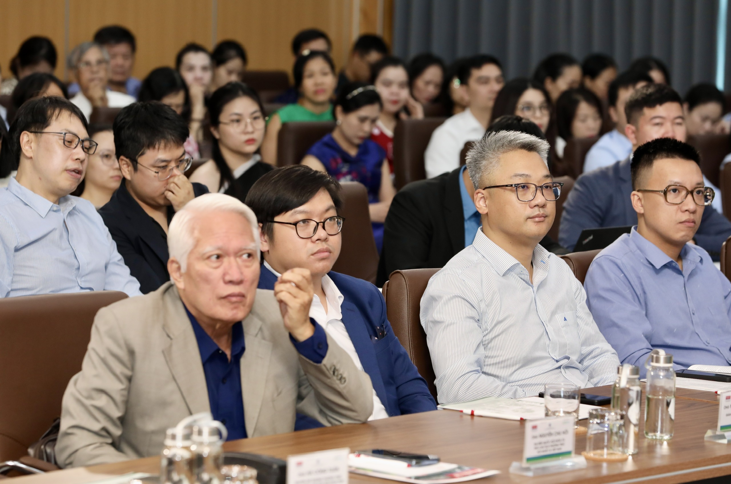 Các diễn giả tham gia tại Hội thảo “Phát huy giá trị nguồn lợi từ rừng gắn với mục tiêu Net-Zero và phát triển bền vững”. Ảnh: Việt Dũng