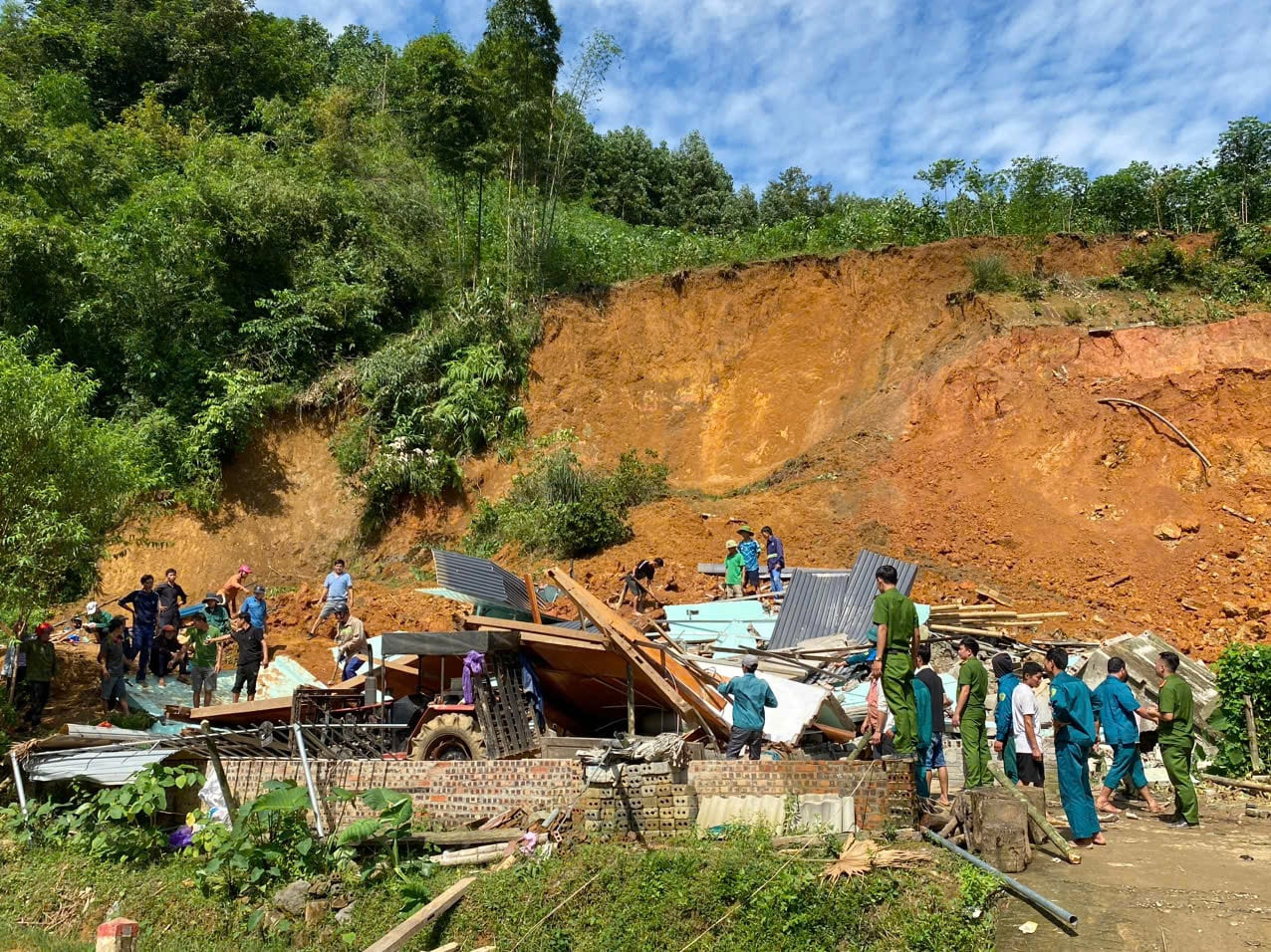 Ngôi nhà của một hộ dân tại Yên Thắng, huyện Lang Chánh (Thanh Hóa) bị sập do mưa kéo dài gây sạt lở đất đá. Trước đó, gia đình đã di chuyển đến nơi an toàn.